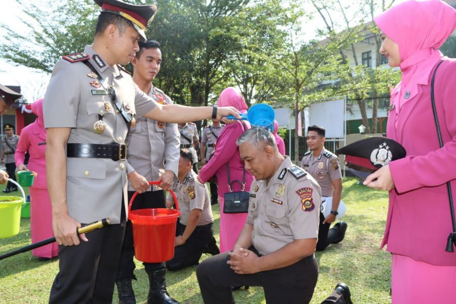 Kapolres Pimpin Upacara 23 Personil Polres Muara Enim Naik Pangkat