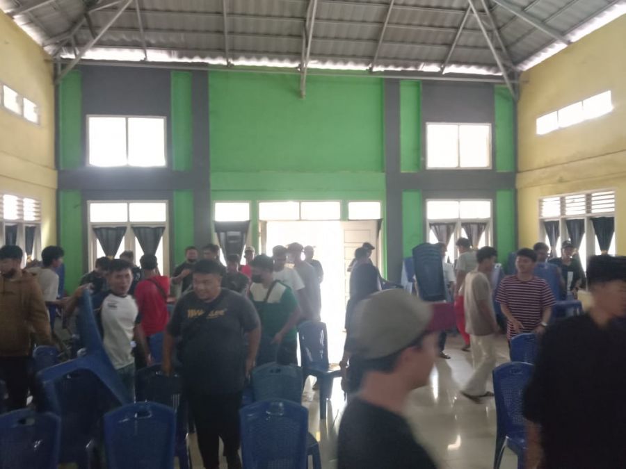 Ada Apa Masyarakat Desa Lingga Penuhi Kantor Kepala Desa?