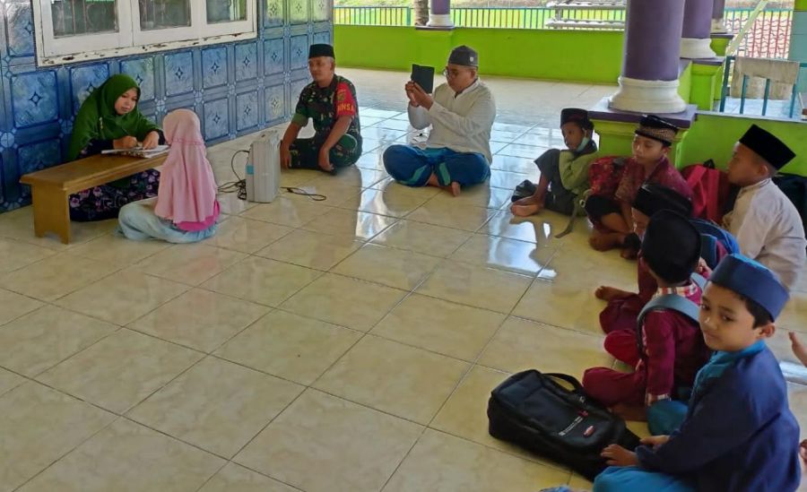 Ahmadil Babinsa Koramil 404-04/GM Monitoring Kegiatan Lomba di Kampung Pancasila Sido Mulyo