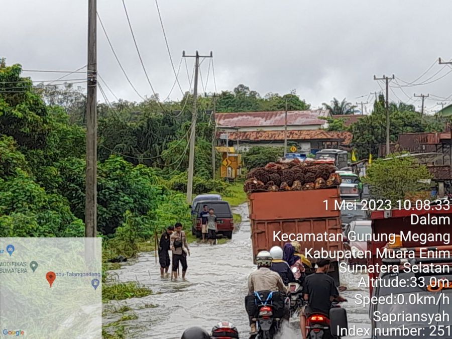 Air Sebrangi Jalan, Hendri Warga Talang Padang Berharap Pemerintah Segera Bangun Gorong Gorong