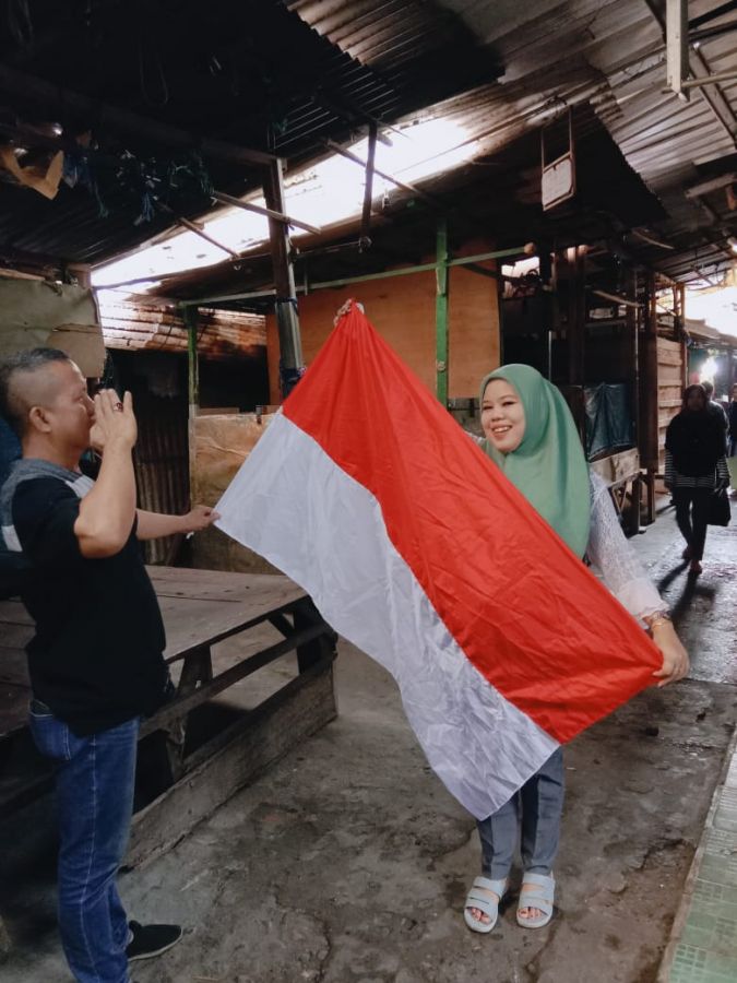 Aksi Hormat dan Kibar Bendera Merah Putih di los Pasar Saat Detik-Detik Peringatan HUT RI ke- 77