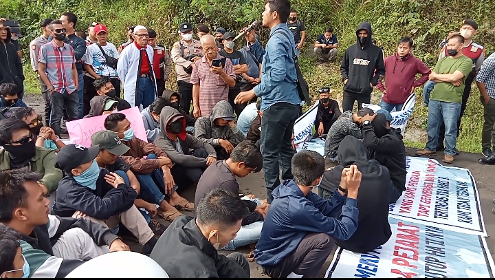Aksi Massa Tutup Jalan Banko Barat Desa Lingga Tanjung Enim, Akhirnya Ada Titik Terang