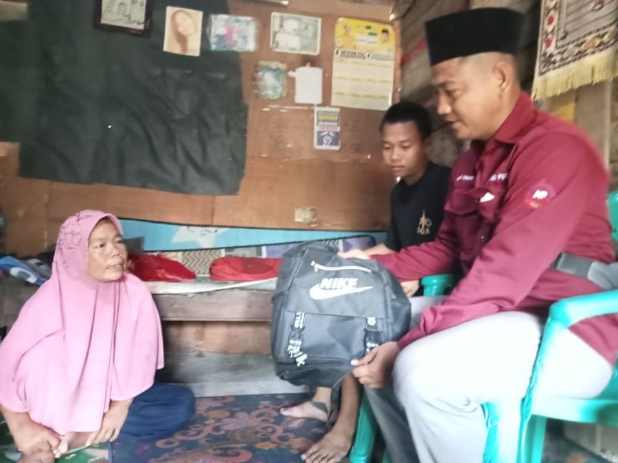 Aksi Relawan Pemuda (ARP) PALI Berikan Bantuan Masyarakat Kurang Mampu
