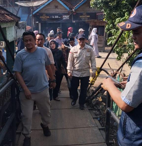 Anggota DPRD Muara Enim Jon Dries dan Desi Riana Tinjau Lokasi Jembatan Gantung Yang Rusak