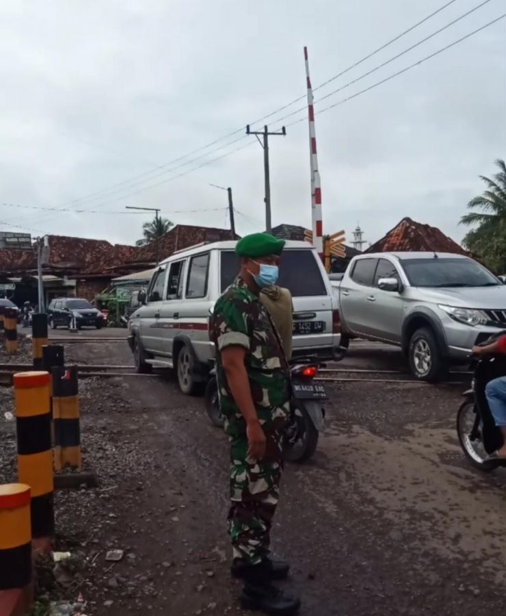 Antusias Koramil 404-04/GM Bantu Pengamanan Polres Muara Enim Atur Arus Balik Lebaran 2022