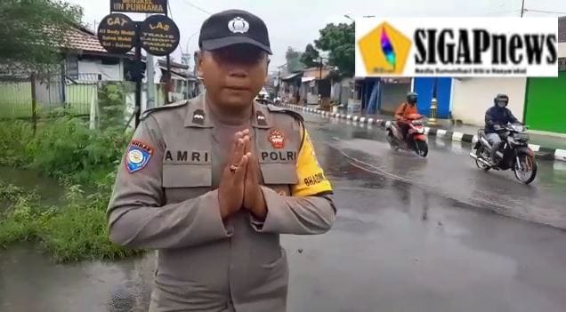 Antisipasi Banjir, Bhabinkamtibmas Pantau Sungai Enim Muara Enim