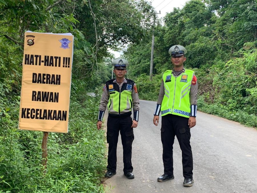 Antisipasi Rawan Laka, Sat Lantas Polres PALI Pasang Banner Di Sepanjang Jalan