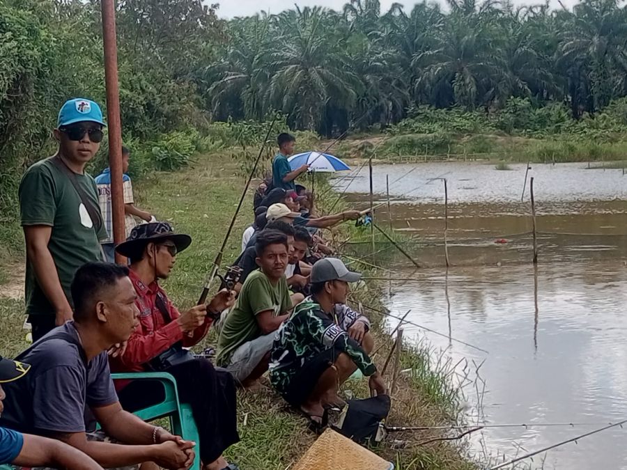 Antusias Warga Manunggal Jaya Ikuti Lomba Mancing, Dipimpin Langsung Oleh Kades Agus Rofik