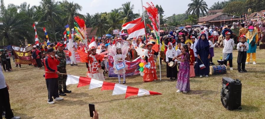Antusias Warga Sumaja Makmur Ikuti Karnaval, Dalam Rangka HUT RI Ke - 78