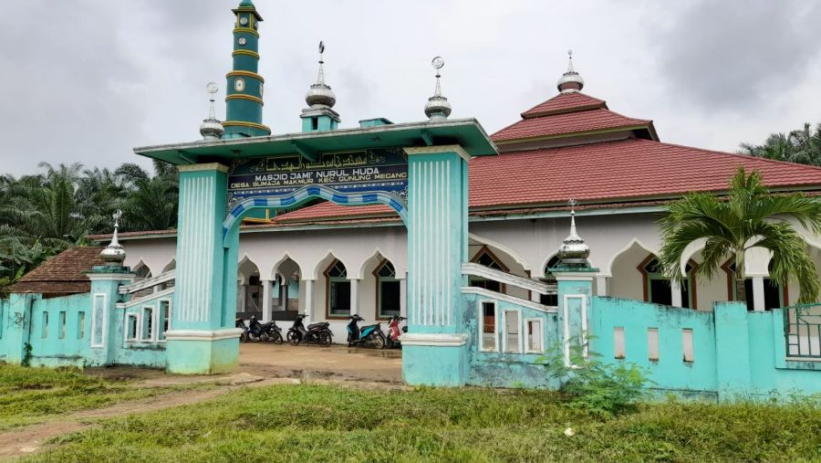 Kesempatan, Orang Lagi Sholat Di Masjid, Malah Motor Dibawa Pergi