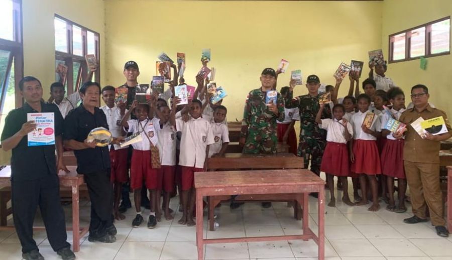 Ayo Membaca, Satgas Yonif 143/Twej Berikan Bantuan Buku Ke Anak-Anak Papua