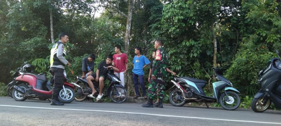 Babinsa Kasmo dan Bhabinkamtibmas Lukman Upaya Bubarkan Balap Liar di Ujan Mas