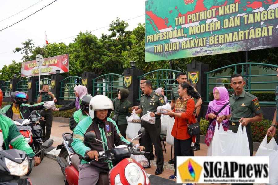 Bagi Takjil Untuk Masyarakat, Pejabat Kodam dan Persit KCK PD ll/Swj Turun Kejalan