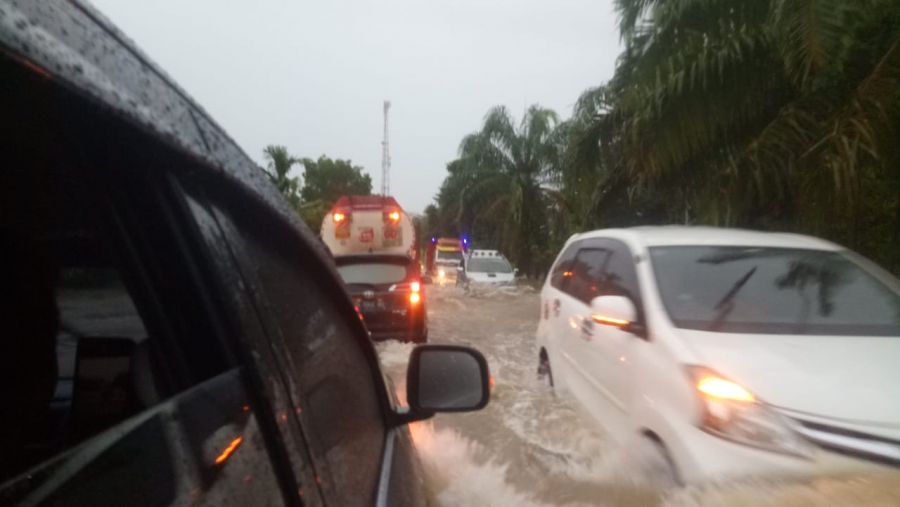 Banjir Melintasi Jalinsum Niru Belimbing Sehingga Akibatkan Jalan Macet dan Rumah Warga Terendam