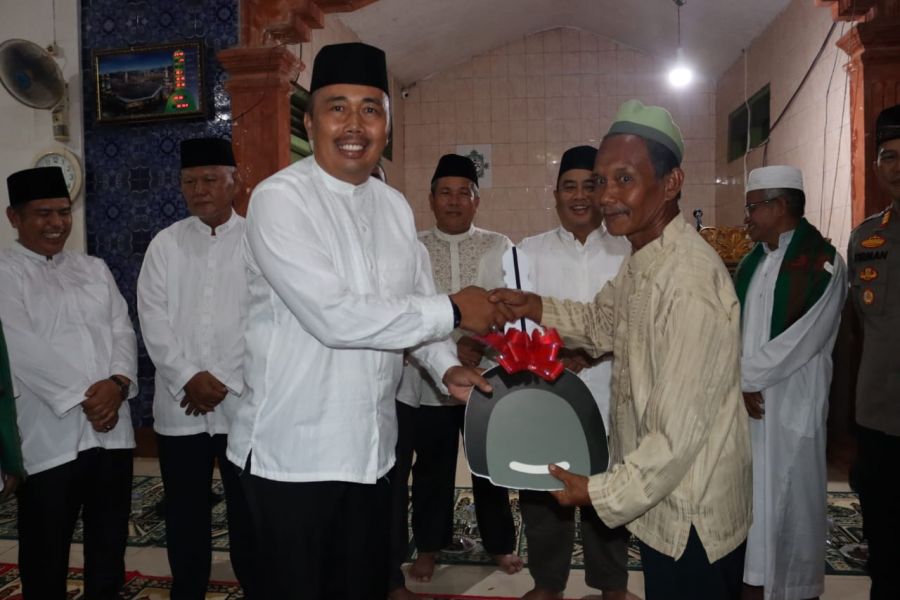 Safari Ramadan, Danramil 404-04/Gm Serahkan Kunci Rumah Kepada Warga Sumaja Makmur