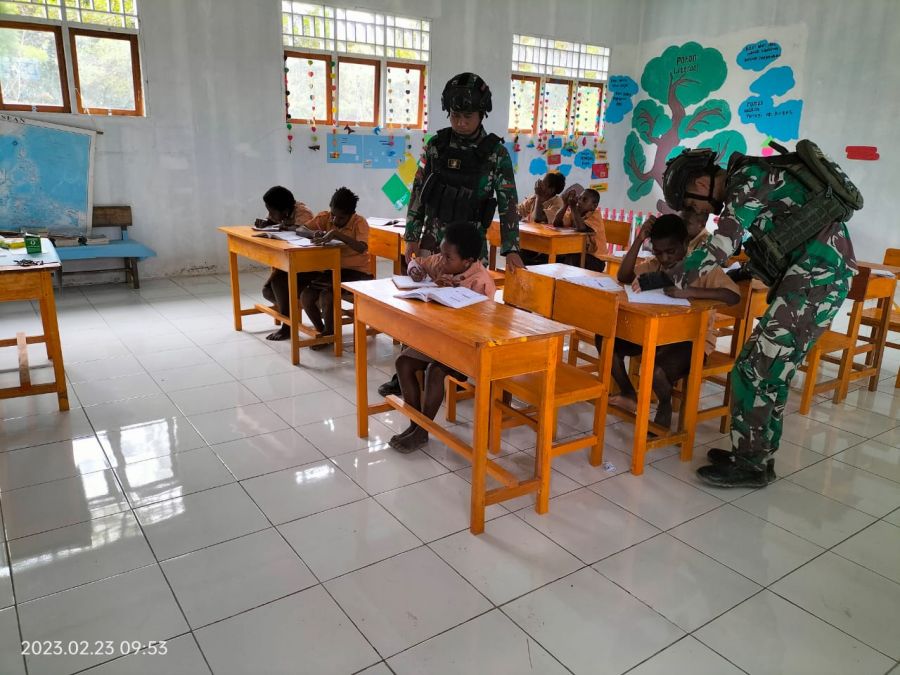 Belajar Matematika, Satgas Raider 142/Kj Ikut Bantu Pendidikan Anak Papua