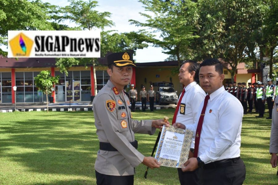 Bentuk Apresiasi, Kapolres Muara Enim Beri Penghargaan Pada Anggota Berprestasi