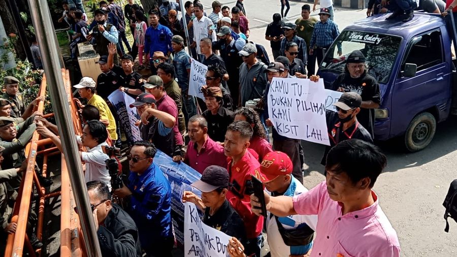 Berawal Dari Sebuah Chattingan WAG Biro, PJ Bupati Muara Enim Kena Demo Ratusan Aktivis
