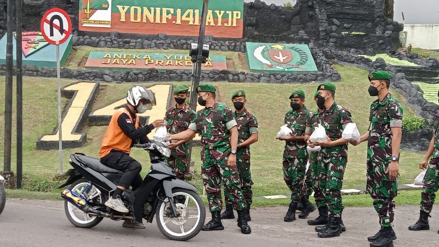 BerbagI berkah, Yonif 141/AYJP Bagikan Takjil Hingga Lebaran
