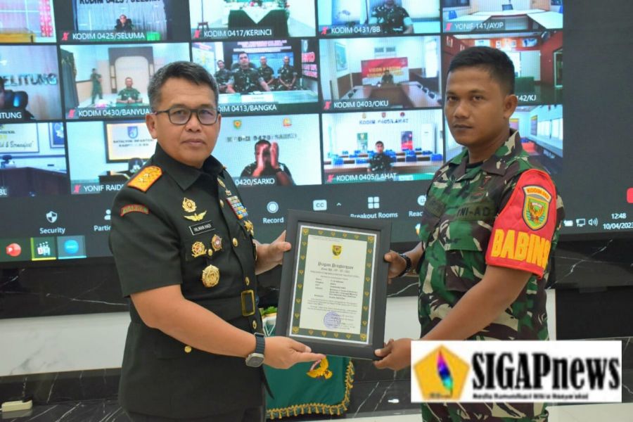 Berhasil Gagalkan Kejahatan, Serka Tri Ari Wibowo Langsung Terima Penghargaan Dari Pangdam II/Swj