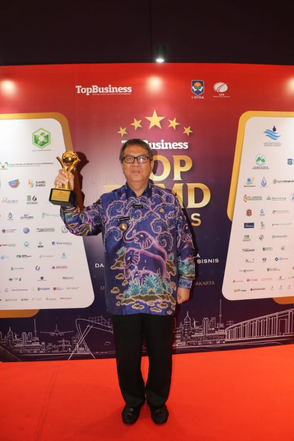 Berhasil Tingkatkan Kinerja BPR Gerbang Serasan, Pj. Bupati Raih Top Pembina BUMD 2024