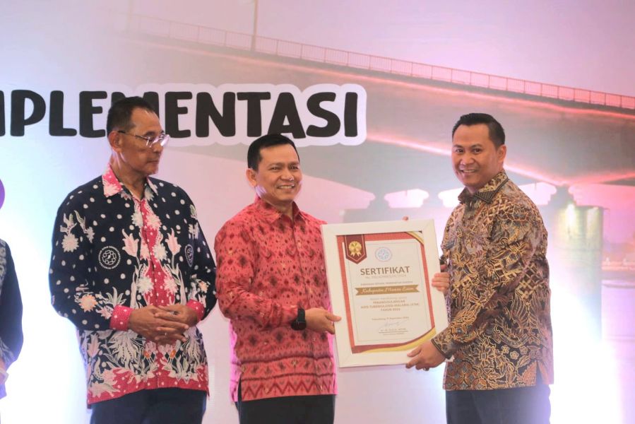 Berhsil Cegah dan Kendalikan ATM, Pj Bupati Muara Enim Terima Penghargaan Adinkes