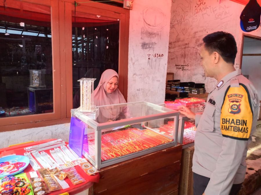 Bripka Andriansyah Patroli Dialogis Ke Pasar Desa Gunung Megang Luar