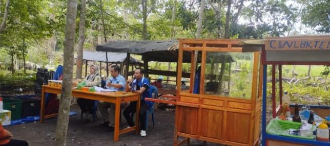 Bupati PALI Beri Bantuan Gerobak dan Meja Payung untuk UMKM