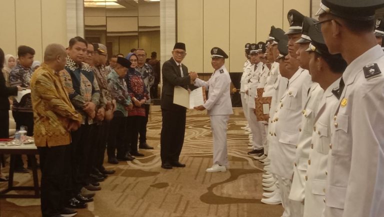 Bupati Pali Kukuhkan dan Serahkan Surat Keputusan Perpanjangan Masa Jabatan 65 Kades kabupaten PALI