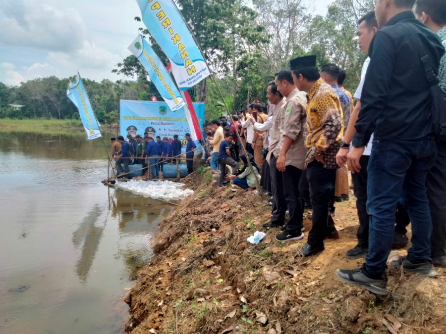 Bupati PALI Tabur Benih Ikan Tembakang di Danau Batang Hari Desa Raja