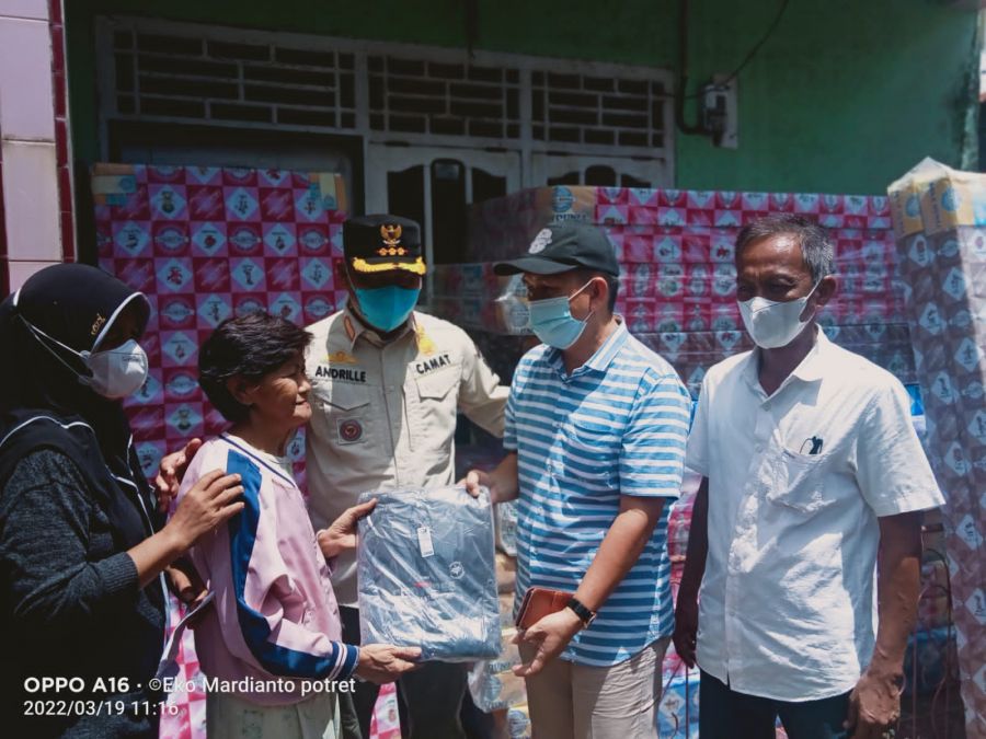 Camat Lawang Kidul Dan CSR PT. BA Salurkan Bantuan Terdampak Banjir Kapada Warga
