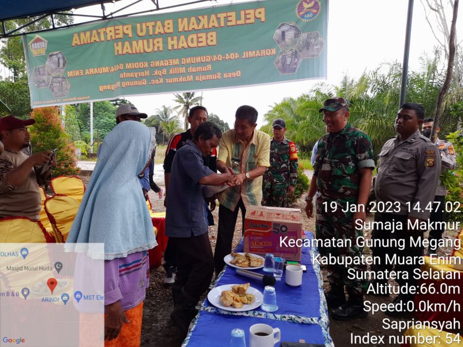 Camat Gumeg Beri Bantuan Ke Warga Rumah Tak Layak Huni (RTLH) Sumaja Makmur