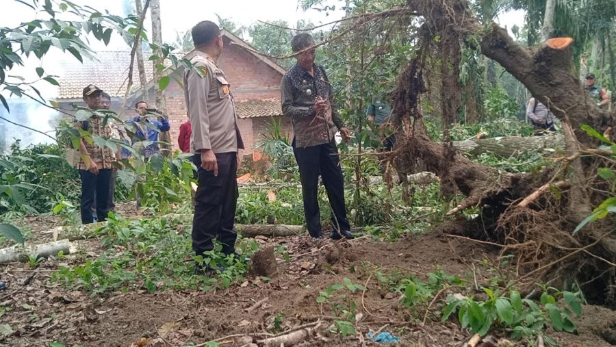 Camat Gunung Megang Bersama Unsur TRIPIKA Tinjau Lokasi Bencana Alam di Desa Sumaja Makmur