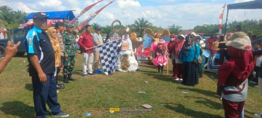 Camat Gunung Megang Lepas Peserta Karnaval di Desa Pajar Indah