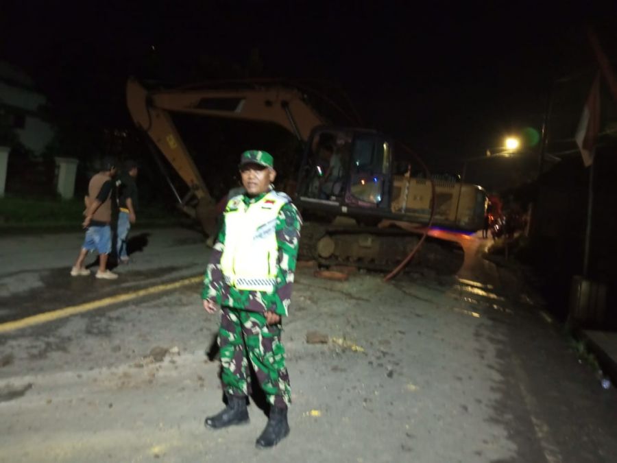 Cegah Kemacetan, Babinsa Desa Air Lintang Bantu Atur Lalu Lintas Jalan 