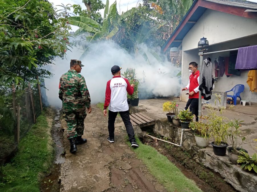 Cegah Wabah DBD, Babinsa Koramil 421-03/Pnh & Puskesmas Lakukan Fooging