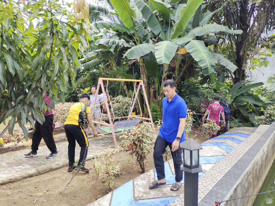 Ciptakan Hidup Sehat, Polres Muara Enim Laksanakan Kerja Bhakti Lingkungan Asrama
