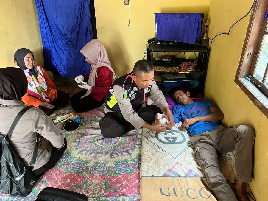 Sempena Hari Bhayangkara Ke-77, Polres Muara Enim Berikan Pelayanan Kesehatan Home Visit