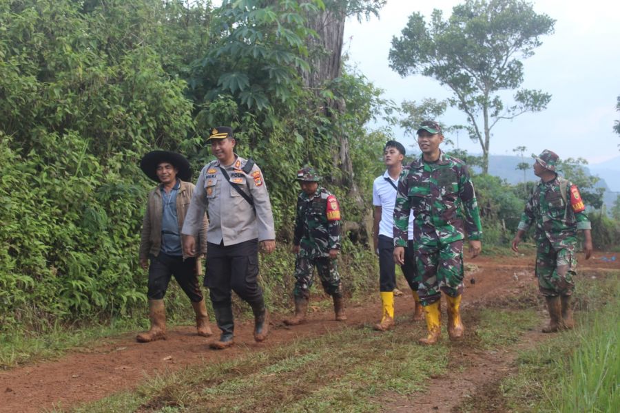 Dandim 0422/Lampung Barat Tinjau Lokasi Tanah Longsor di Kecamatan Pagar Dewa