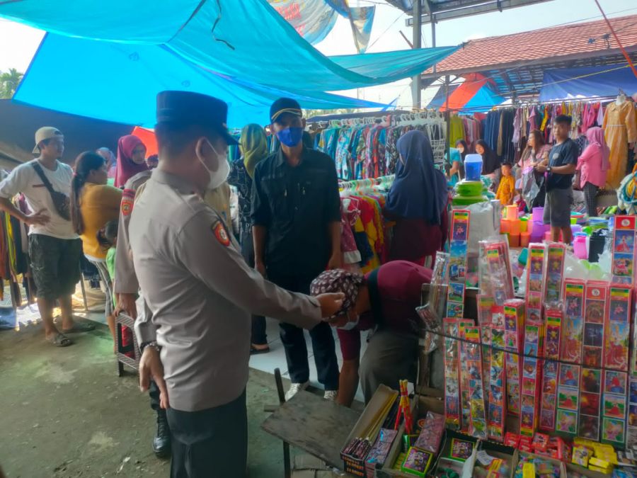 Pastikan Ibadah Puasa Ramadhan Nyaman, Kapolsek Gunung Megang Lakukan Operasi Petasan Ke Pasar
