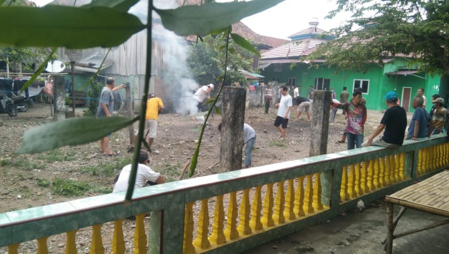 Dengan Semangat HUT RI Ke - 78 warga RW 05 Kelurahan Muara Enim adakan Kegiatan Gotong - royong