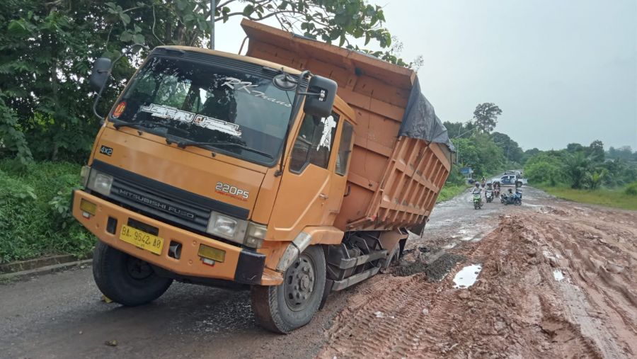 Diduga Kendaraan Angkutan Batubara Ilegal Terperosok, Akibatkan  Lalulintas Terganggu