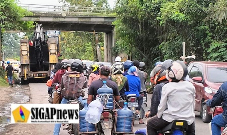 Diduga Kuat Moving Alat Berat, Akibatkan Lalulintas Lingga - Tanjung Enim Jadi Lumpuh
