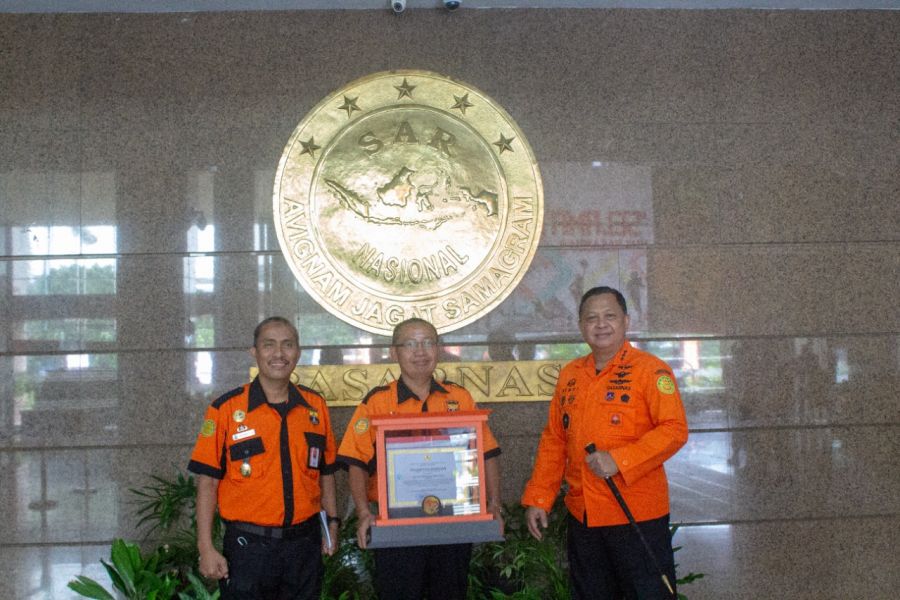 Basarnas Beri Piagam Penghargaan Kepada Ketum Senkom Mitra Polri