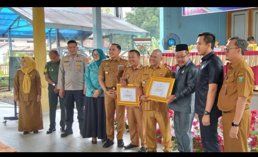 Dua Kades Tanjung Menang dan Gemawang Terima Penghargaan sebagai Patuh Bayar Pajak Hingga 100 Persen