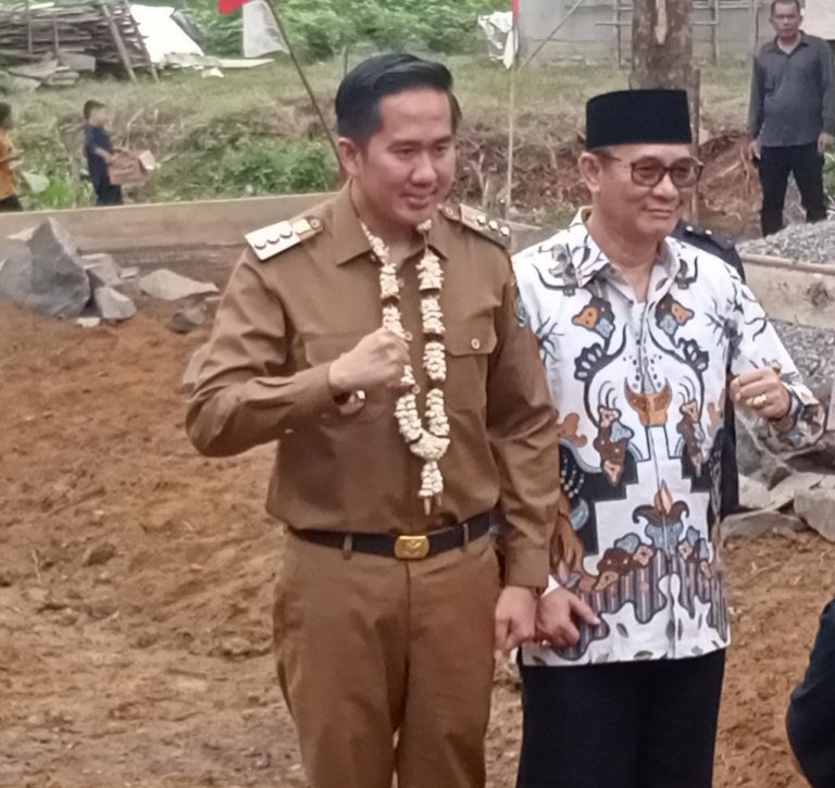 Dua Bupati Letakkan Batu Pembangunan Masjid Jami’il Umat