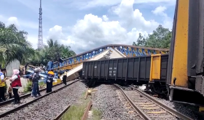 Flyover Bantaian Gunung Megang Ambruk, ini Kronologisnya