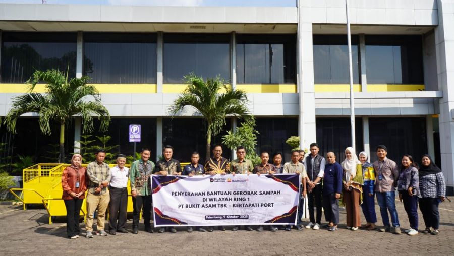 Dukung Kebersihan Lingkungan, PTBA Serahkan 9 Unit Gerobak Sampah untuk Warga Ring 1 Kertapati