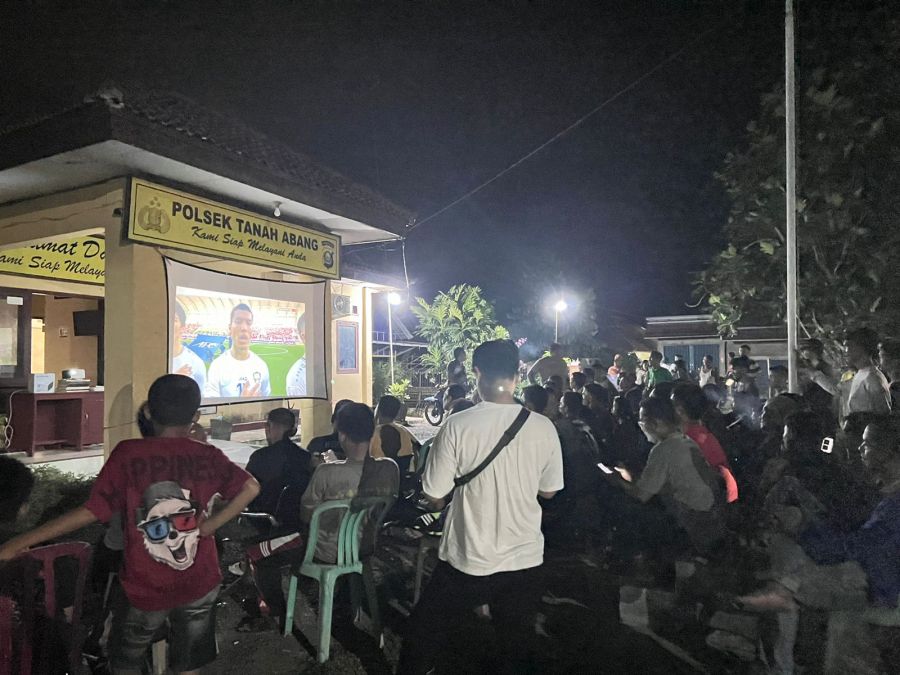 Dukungan Penuh Semangat Merah Putih Didada Saat Nobar Bersama Polsek Tanah Abang dan Unsur Tripika