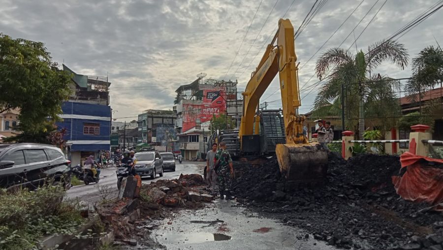 Dump Truk Tronton Angkutan Batubara Tabrak Trotoar Pembatas Jalan